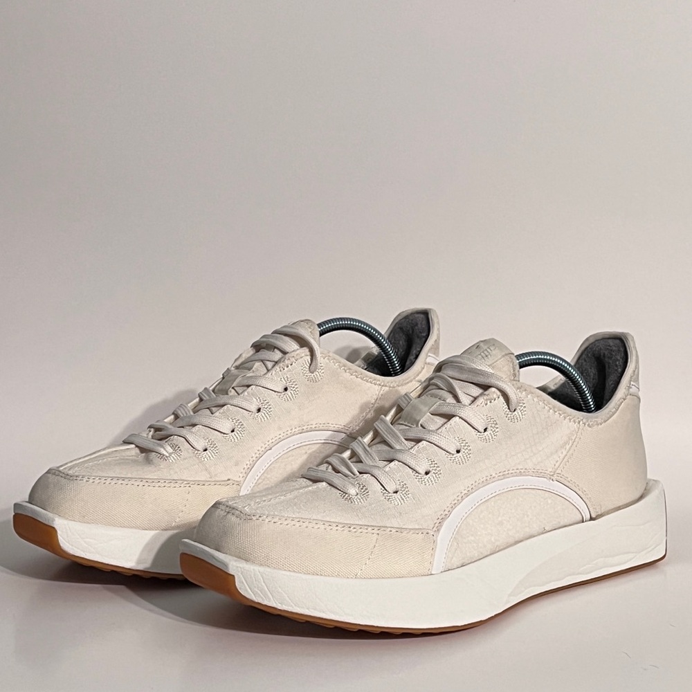 Allbirds Women’s Risers Sneakers, size 10. Cream off-white, white soles.